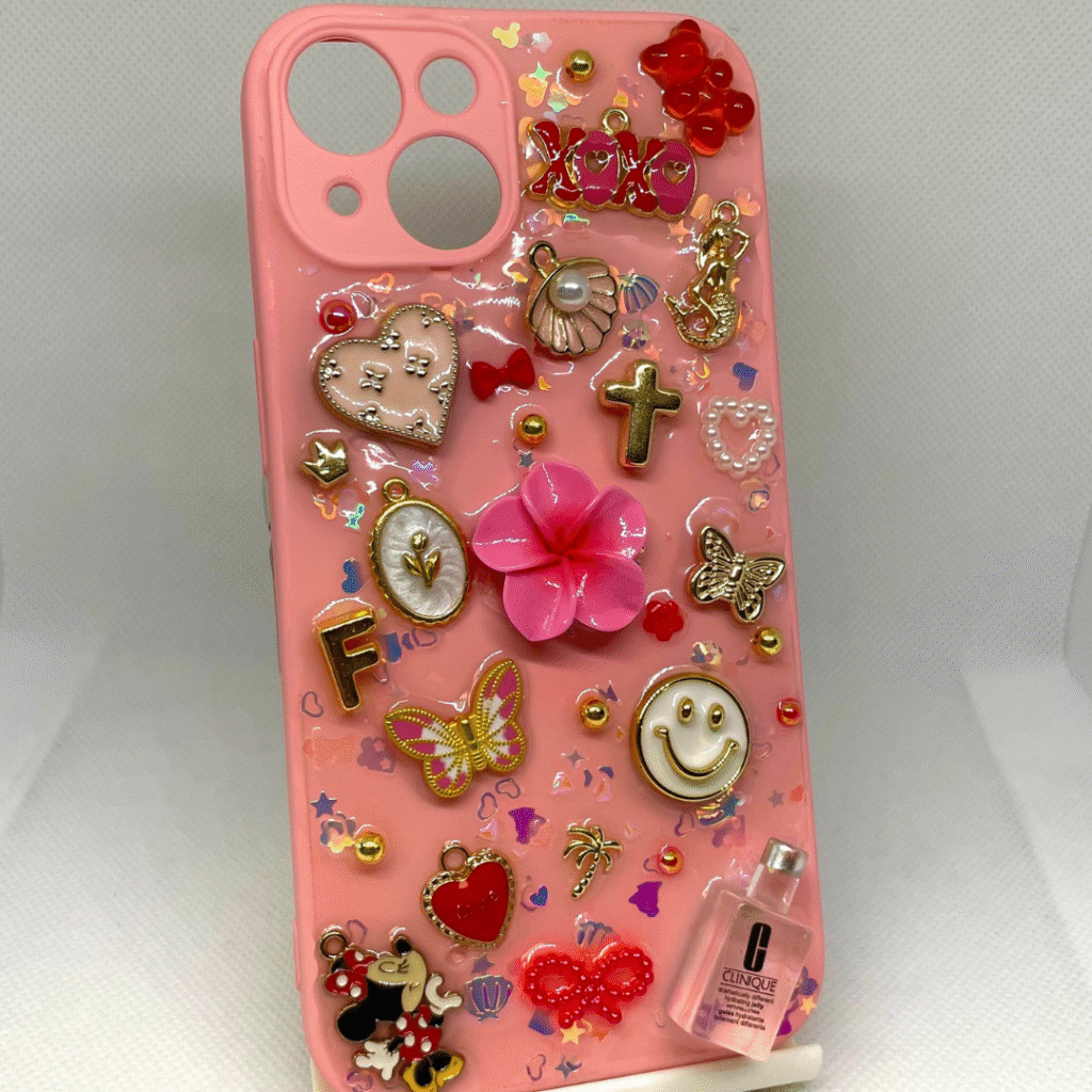 Funda Evocharms de color rosa con detalles en dorado y rojo.