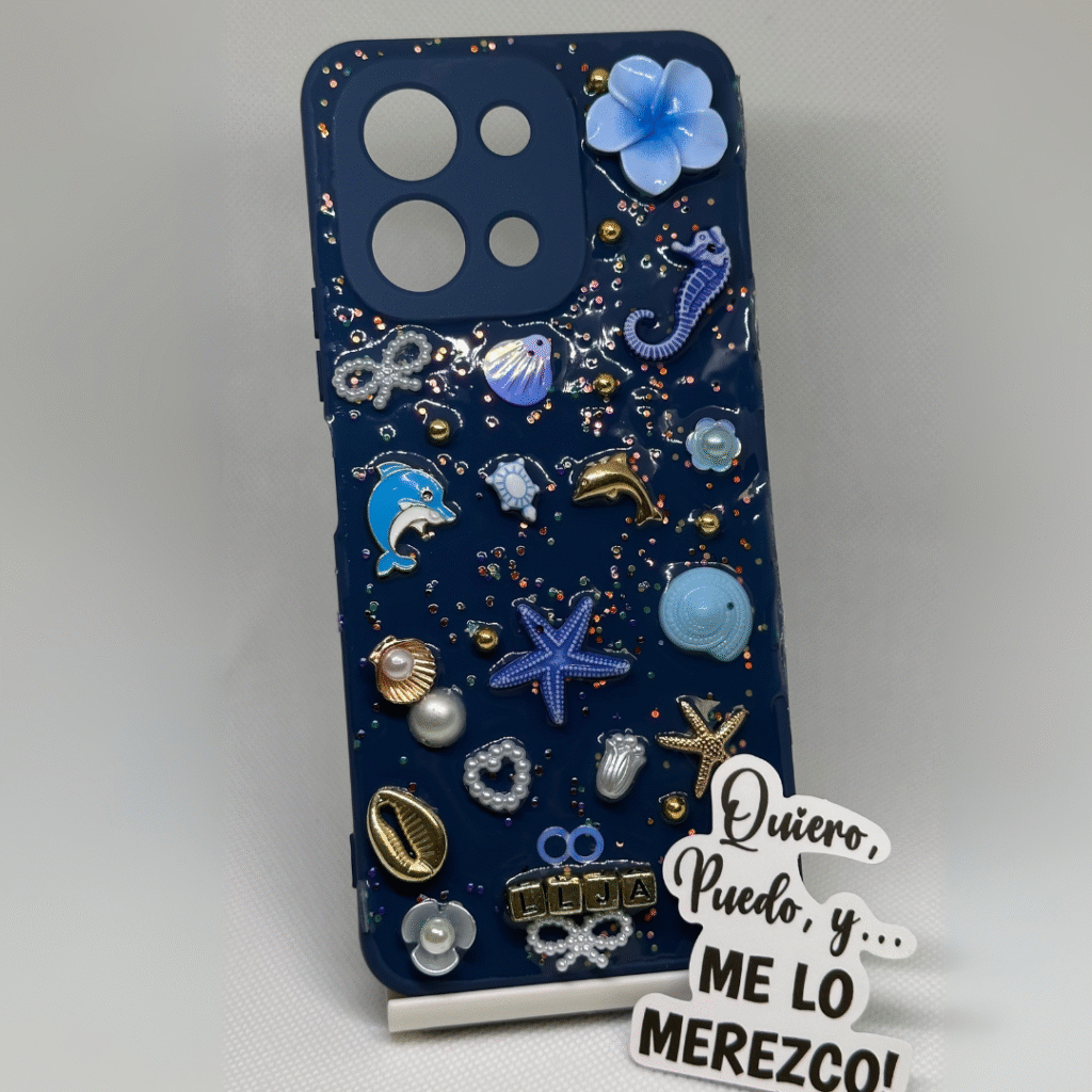 Funda de móvil azul personalizada con charms, resina y detalles brillantes.