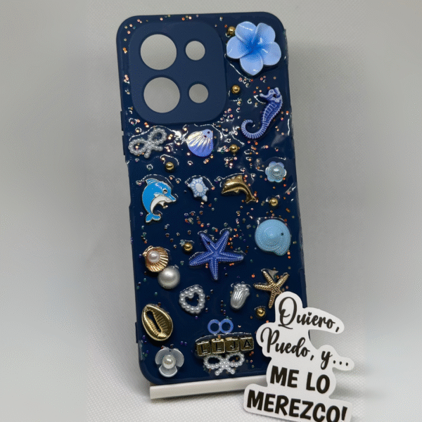 Funda de móvil azul personalizada con charms, resina y detalles brillantes.