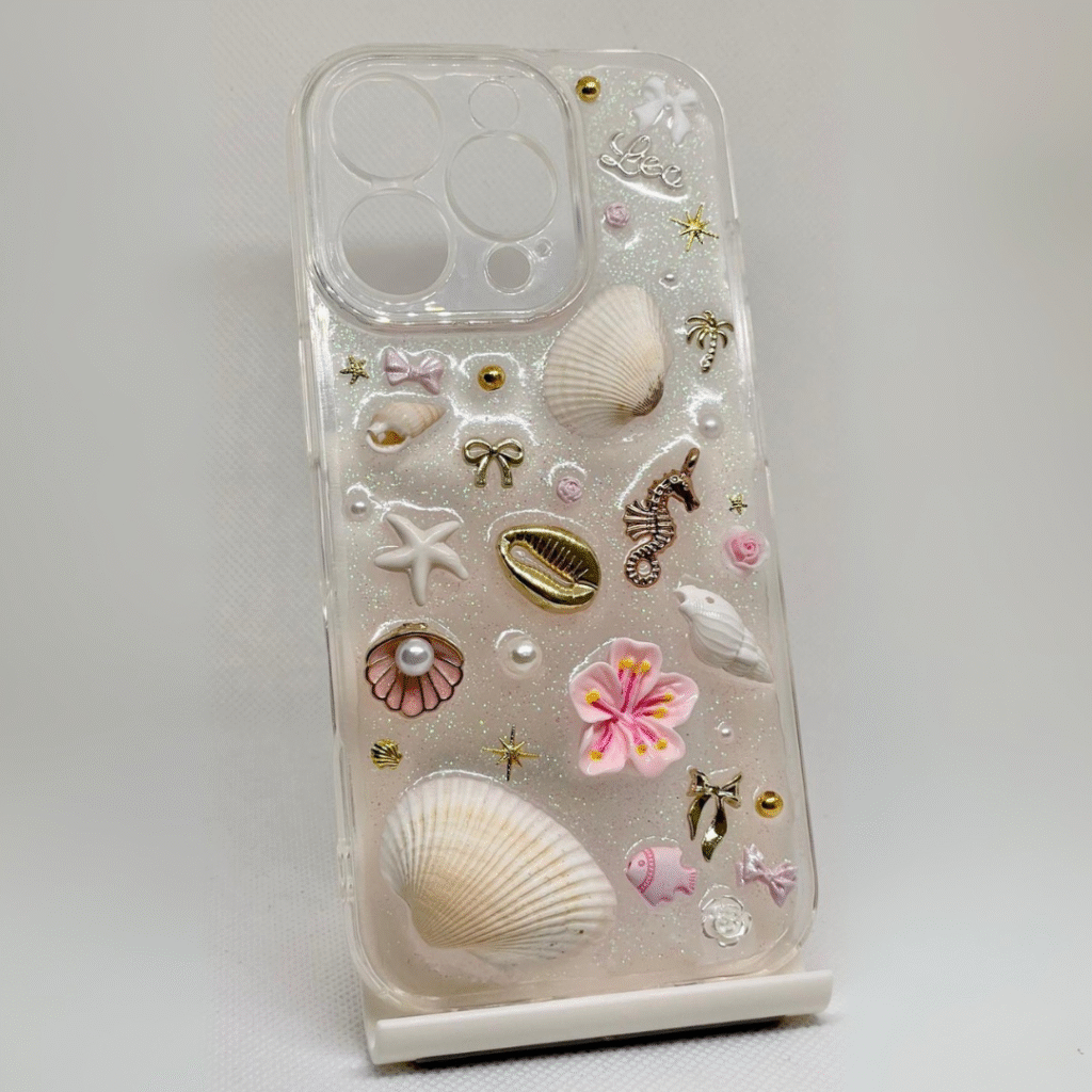 Funda de móvil personalizada con charms de conchas y temática marina