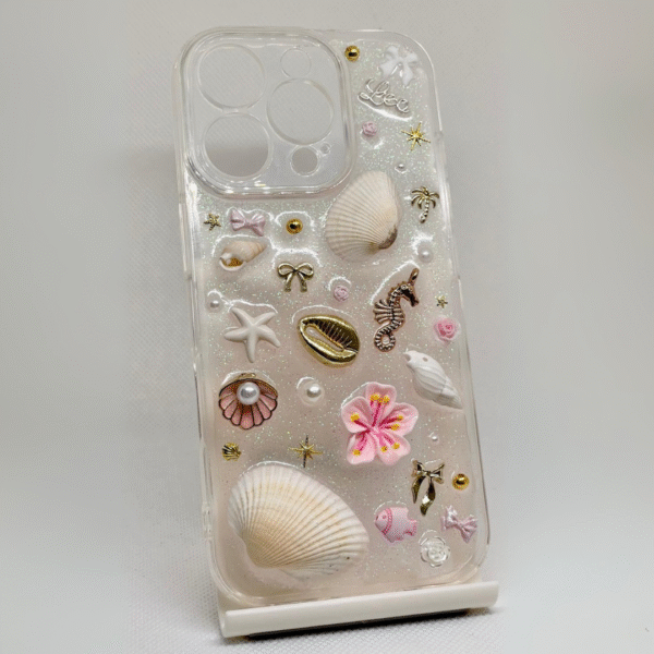 Funda de móvil personalizada con charms de conchas y temática marina