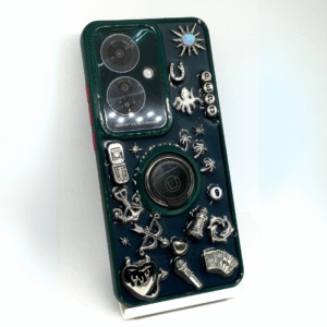 Funda de móvil negra personalizada con charms con detalles plateados.