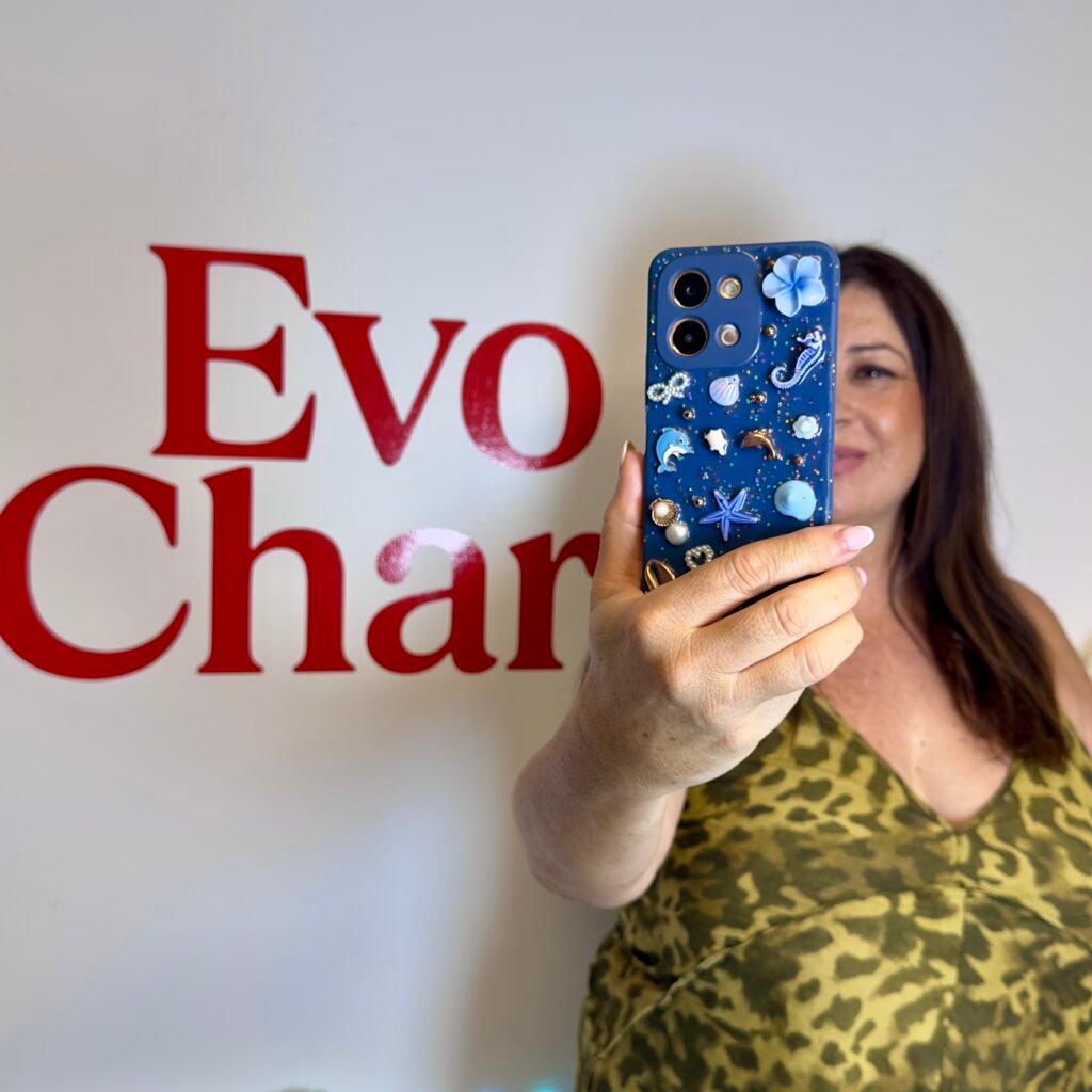 Mujer mostrando su funda EvoChic con detalles azules.