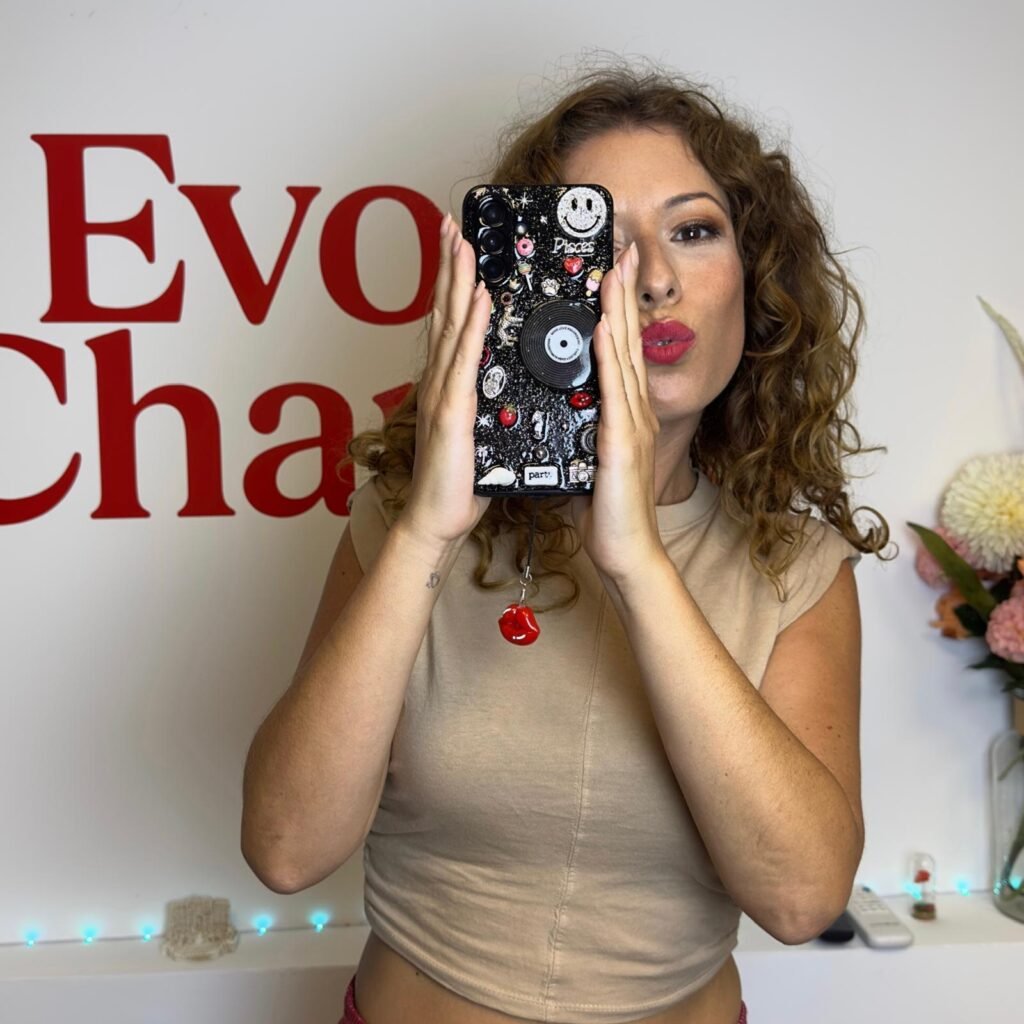 Mujer mostrando su funda negra personalizada de Evo Charms.